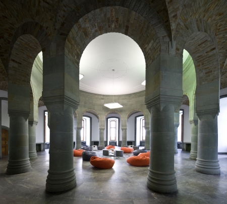 Der ehemalige „Obergruppenführersaal“ im Nordturm der Wewelsburg. Die orangefarbenen Sitzkissen dienen dazu, dem Ort alles „Mystische“ zu nehmen  © Kreismuseum Wewelsburg, Matthias Groppe